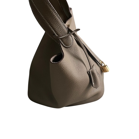 Elegant Brown Leather Tote Bag - Picture 5 of 13